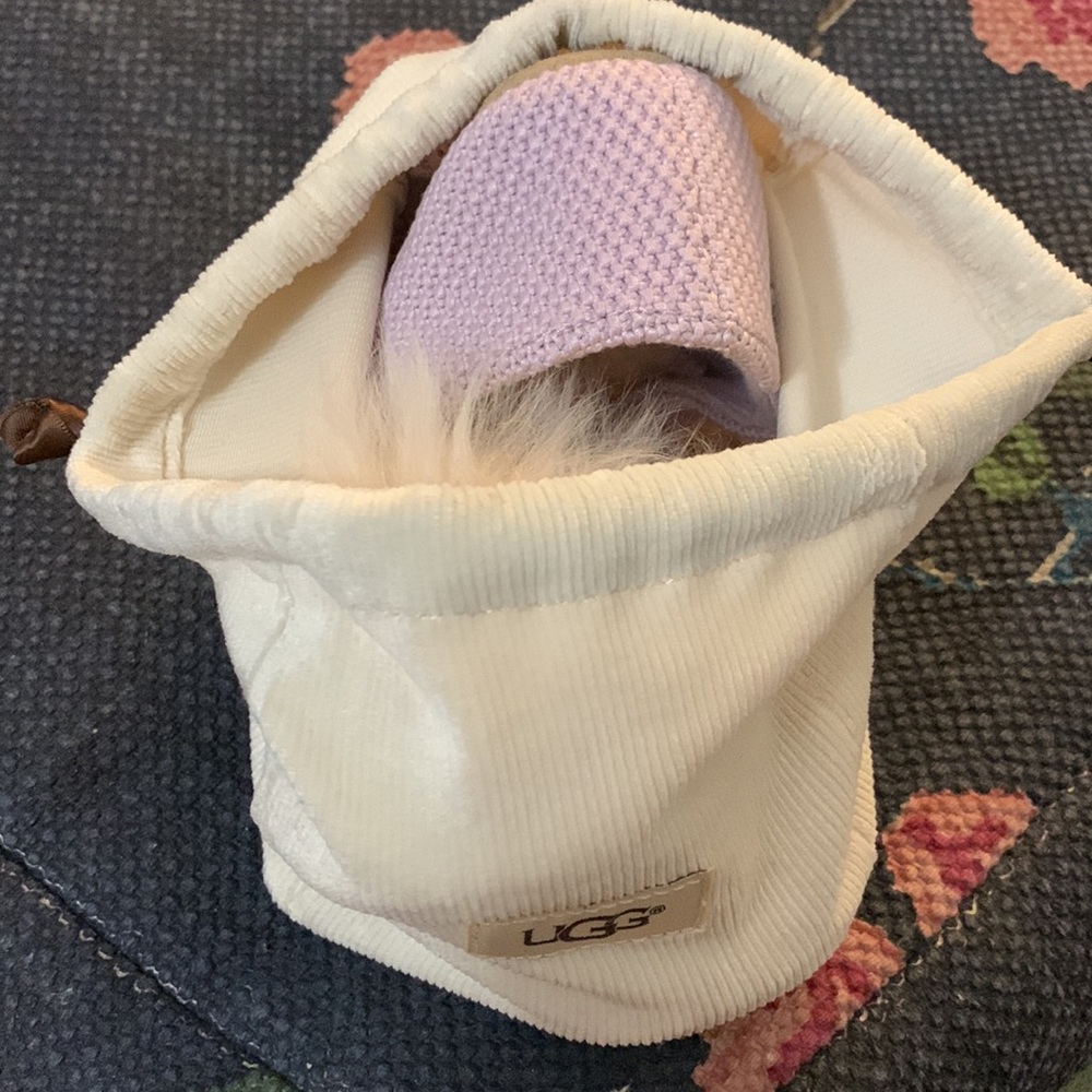 UGG slippers (used lightly) with original bag - Picture 2 of 8